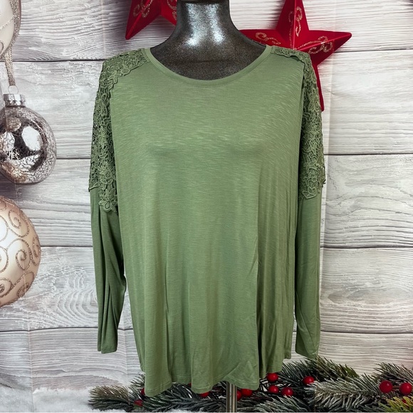 Terra & Sky 14W Top with LuLaRoe TC2 Christmas leggings - Picture 5 of 13